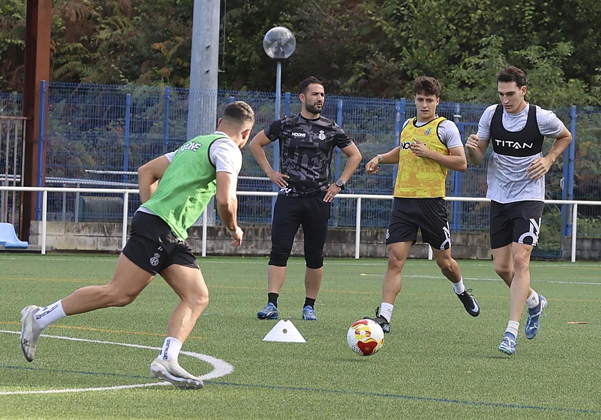 Adri Gómez, ya sin máscara, avanza con el balón, con Guzmán, Dani Vidal y Raúl Rubio a la izquierda, esta semana en La Toba 2.