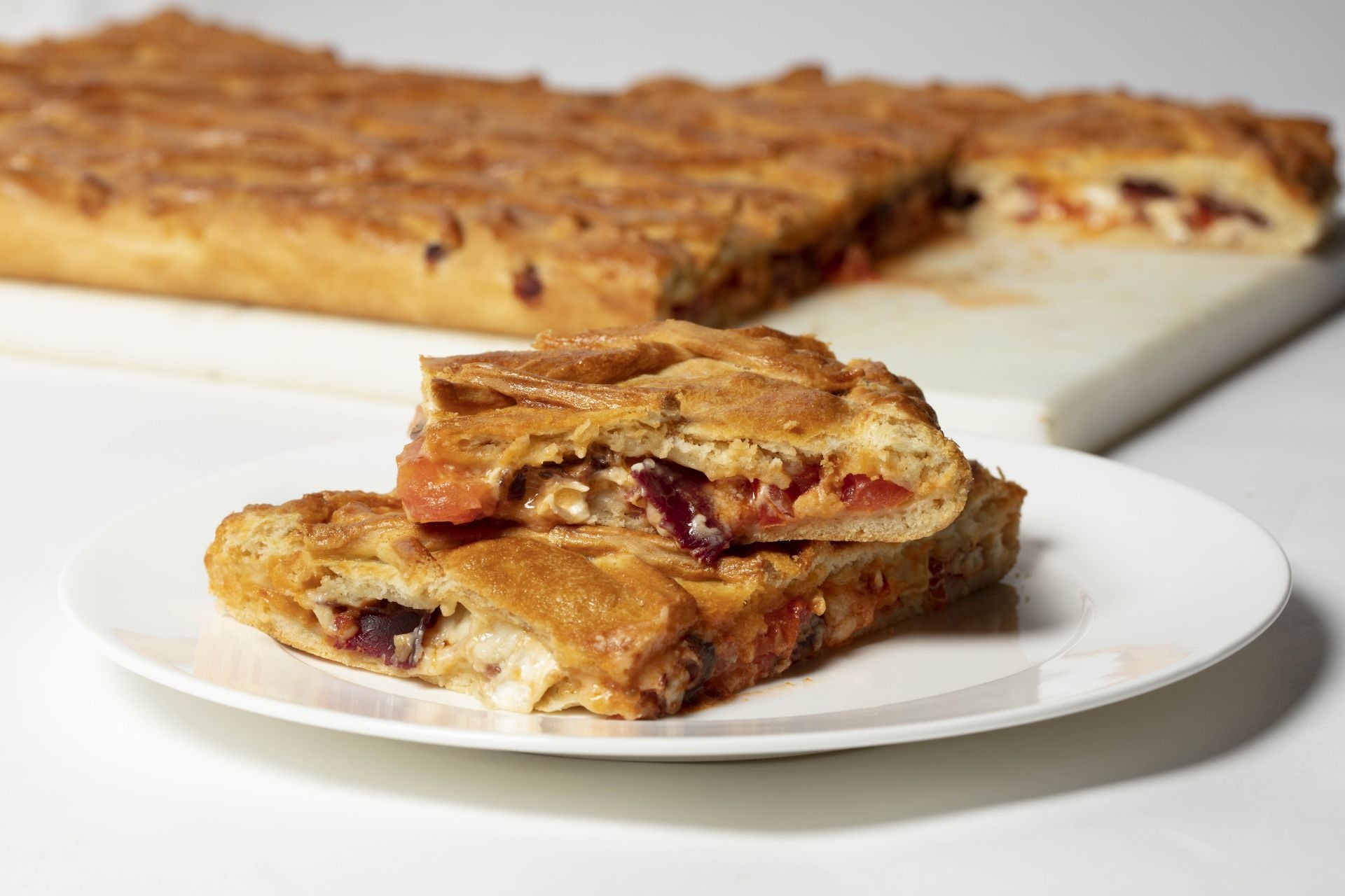 Empanada de queso Casín con cecina y tomate dulce de Casa Telva.