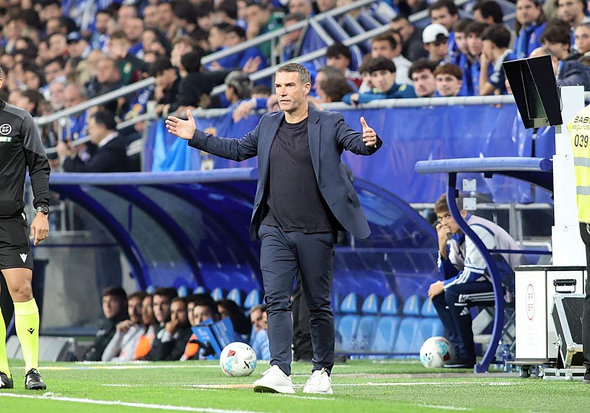 Luis Carrión, entrenador del Real Oviedo, durante el partido contra el Espanyol.