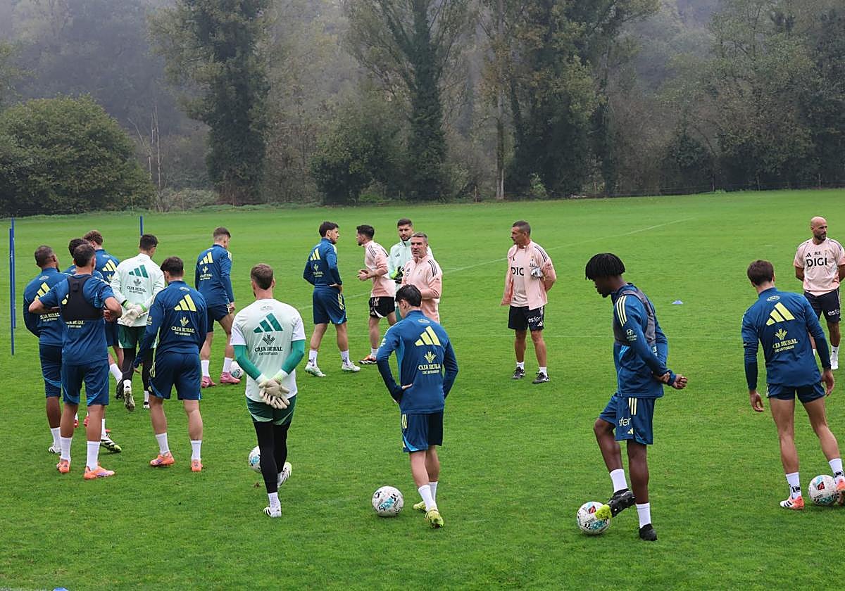 Luis Carrión y su cuerpo técnico se dirigen a los jugadores de la plantilla del Real Oviedo antes de comenzar un entrenamiento en las instalaciones de El Requexón.