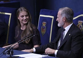 El Rey coge la mano a su hija, la Princesa Leonor durante la ceremonia de entrega de los Premios.