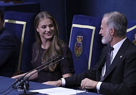 El Rey coge la mano a su hija, la Princesa Leonor durante la ceremonia de entrega de los Premios.