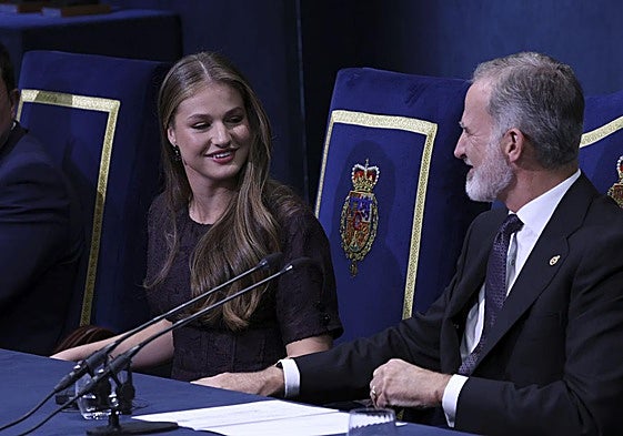 El Rey coge la mano a su hija, la Princesa Leonor durante la ceremonia de entrega de los Premios.