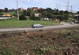 Aspecto que presentaba la rotonda de El Empalme, este viernes, tras los trabajos de desbroce realizados por el Principado