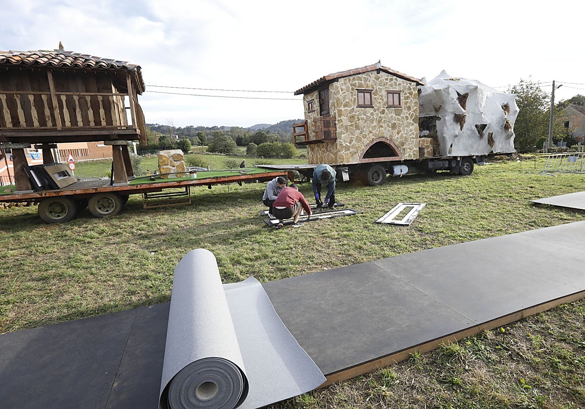 Vecinos de la parroquia trabajan para poner todo a punto ante la llegada de los Reyes y sus hijas.