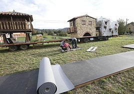 Vecinos de la parroquia trabajan para poner todo a punto ante la llegada de los Reyes y sus hijas.