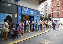 Cola de viajeros en la oficina del Consorcio de Transportes de Asturias (CTA) en la estación de autobús de Gijón.