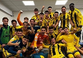 Los jugadores del Vetusta celebran el triunfo en el vestuario de Abegondo.