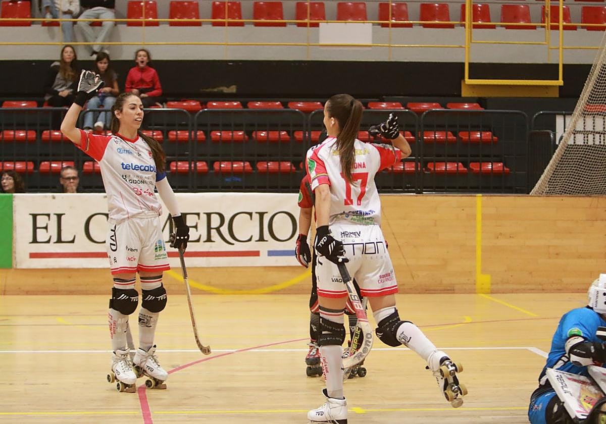 Marta Piquero y Mariona celebran uno de los goles del conjunto gijonés.