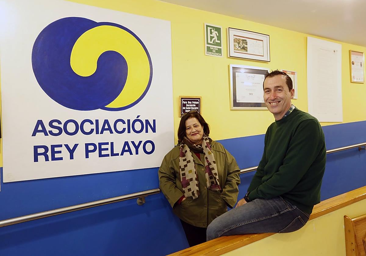 Ana María Díaz y Alejandro Alonso, vicepresidenta y presidente de la Asociación Rey Pelayo en la actual sede de la entidad.