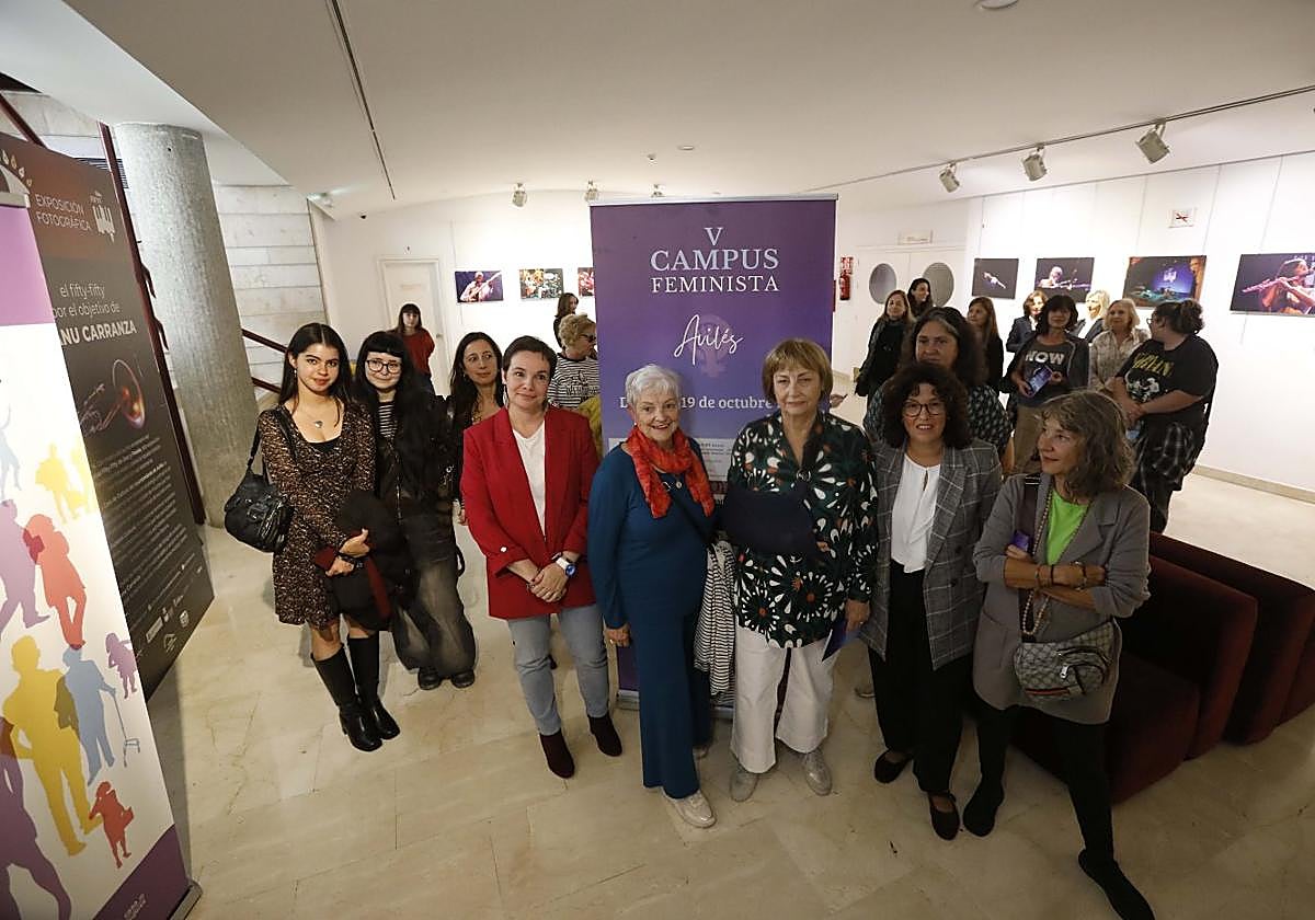 La alcaldesa junto a la edil de Igualdad y varias ponentes, en la inauguración del Campus Feminista.