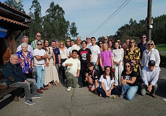 Noe Solla (de negro) con su marido Emilio, sus dos hijos y el resto de invitados a su 50 cumpleaños.