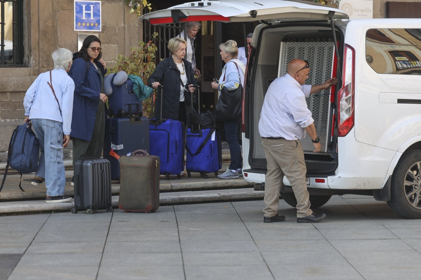 Un grupo de viajeros, a su llegada al hotel Palacio de Avilés.