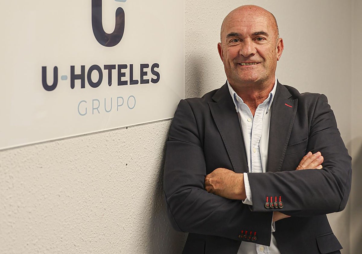 Antonio Mediavilla, en su despacho de U Hoteles, en el centro de Oviedo.
