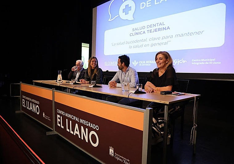 Los especialistas de la Clínica Tejerina Pedro González Lafita, Inés Rodríguez y Pablo Tejerina, con la periodista Mónica Yugueros.