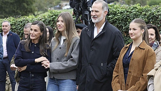 La Familia Real recorre Valdesoto con su look más informal