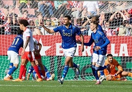 David Carmo, en el centro, fue el autor gol en el tiempo de descuento que logró poner el empate en el marcador y que el Real Oviedo sume un punto.