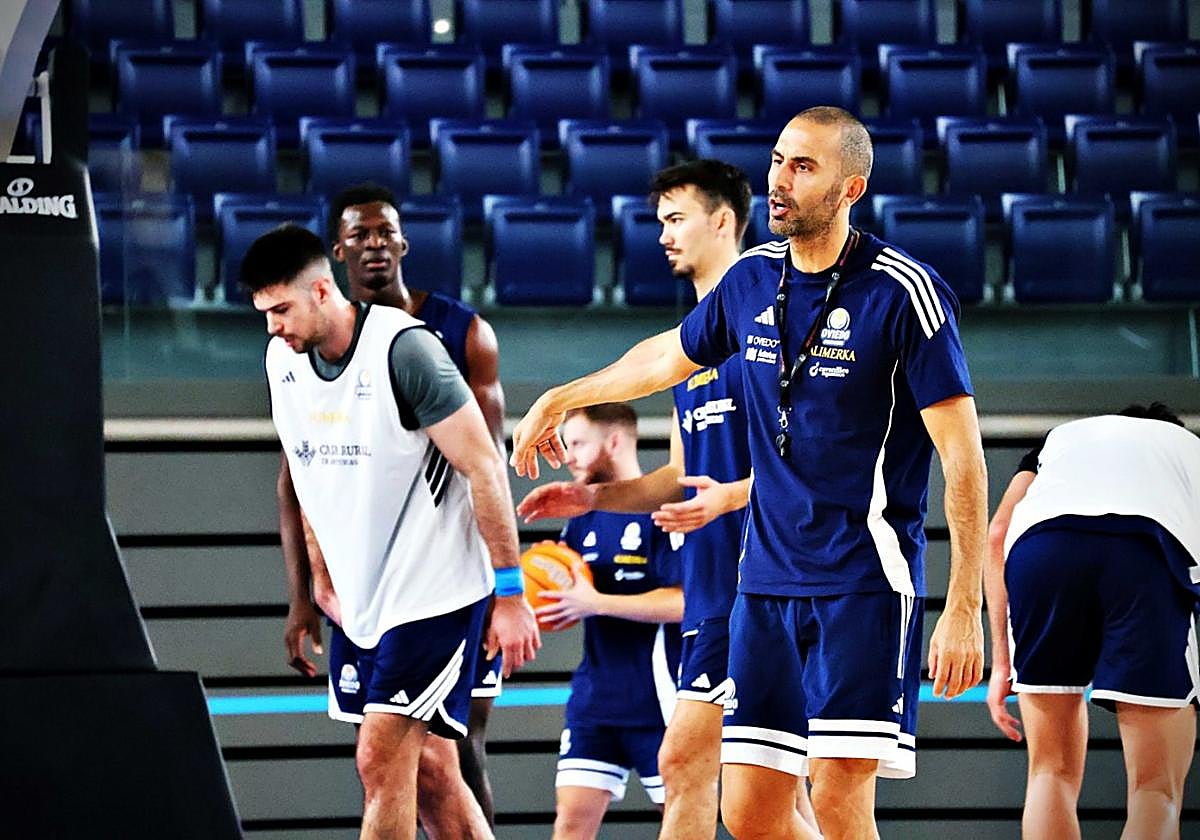 El técnico Javi Rodríguez, durante uno de los entrenamientos de su plantilla en el Palacio.