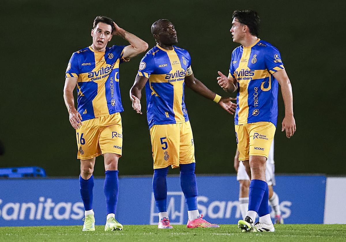 Adri Gómez, Babin y Gete conversan apesadumbrados tras encajar uno de los dos goles.