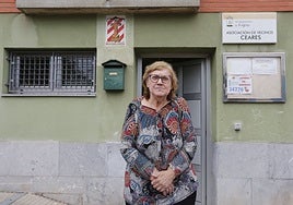Ana Rosa Ordiz delante del local asociativo de La Cruz de Ceares.