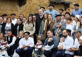 La Familia Real, con vecinos de Valdesoto en su recorrido por el Pueblo Ejemplar de Asturias.