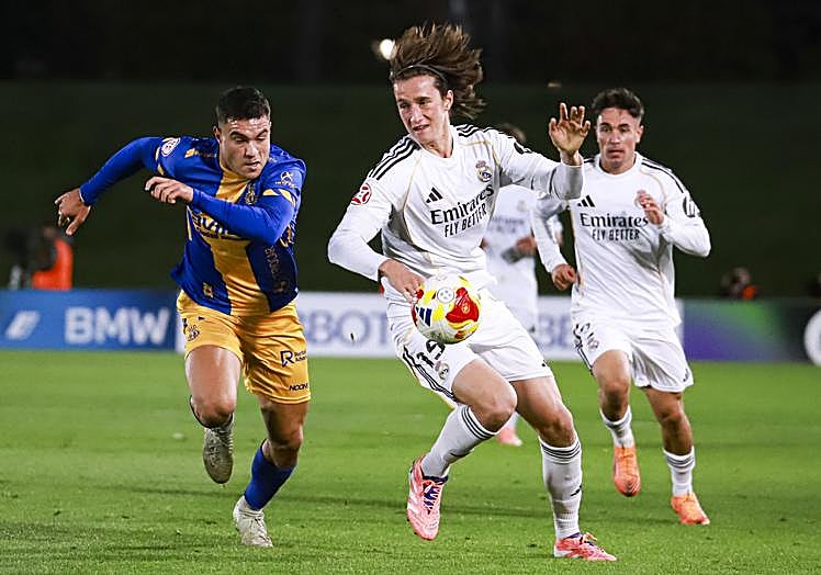 Raúl Rubio y Joan protagonizaron innumerables duelos durante el encuentro.