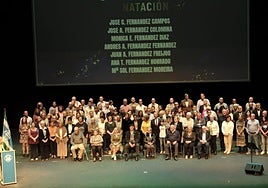 Foto de familia durante la gala organizada ayer por el Santa Olaya para celebrar sus éxitos.