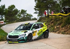 Suárez y Pin, con el Skoda Fabia RS Rally2 en una de los tramos.