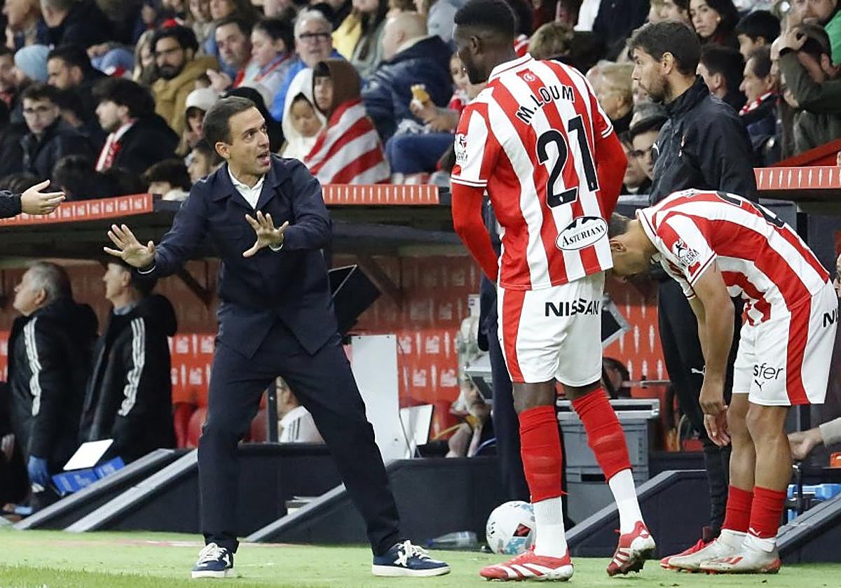El técnico Borja Jiménez da las últimas instrucciones a Loum antes de entrar al campo.