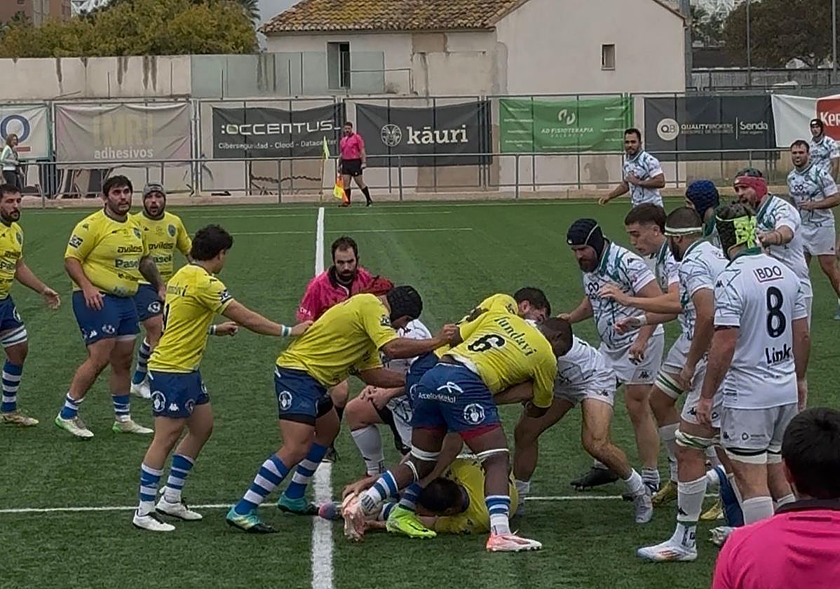 Los jugadores del Pasek Belenos tratan de conservar el oval en un ruck.