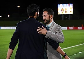 Dani Vidal se saluda con Álvaro Arbeloa antes del inicio del choque.