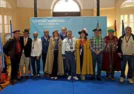 Foto de familia con los representantes de las cofradías que participaron en el encuentro en Trascorrales.
