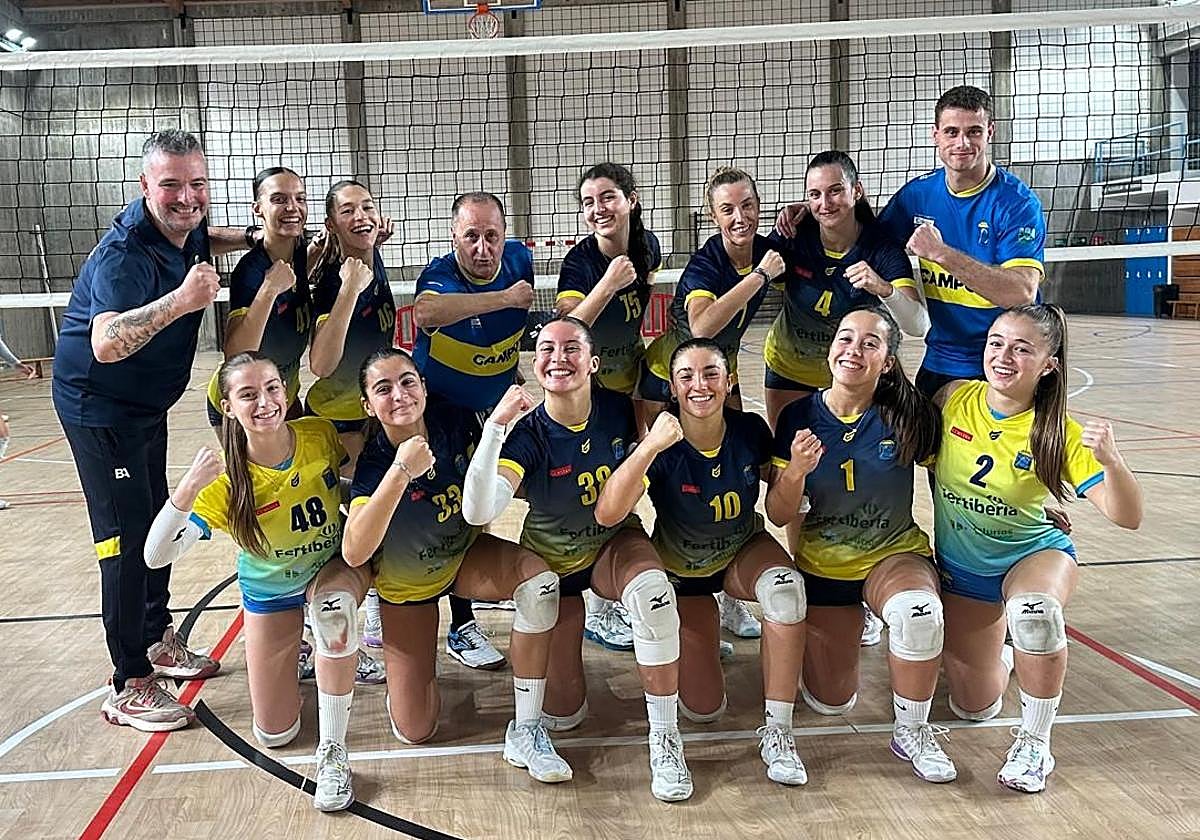 Jugadoras y técnicos del Fertiberia Los Campos celebran la victoria conseguida en Vitoria.