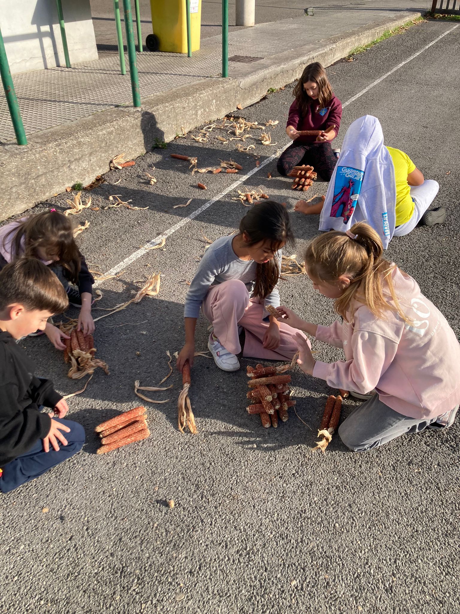 Escanciado, juegos tradicionales y muchas castañas en el colegio Montevil de Gijón