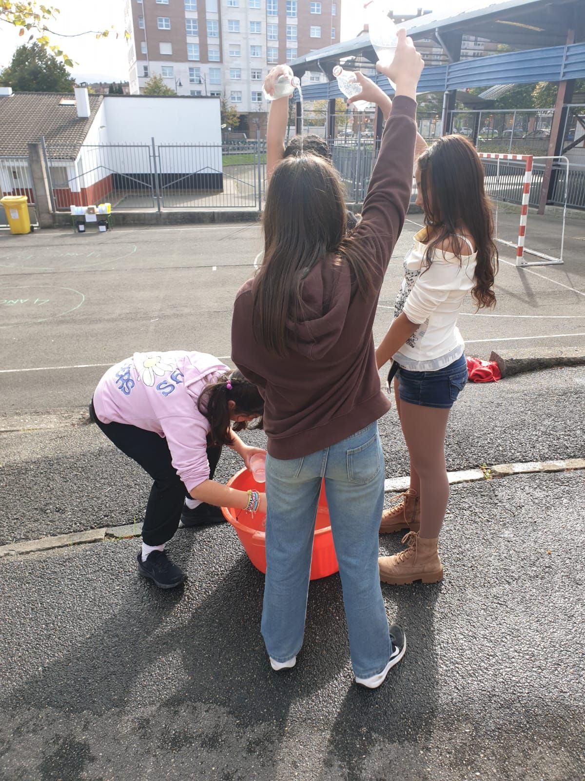 Escanciado, juegos tradicionales y muchas castañas en el colegio Montevil de Gijón
