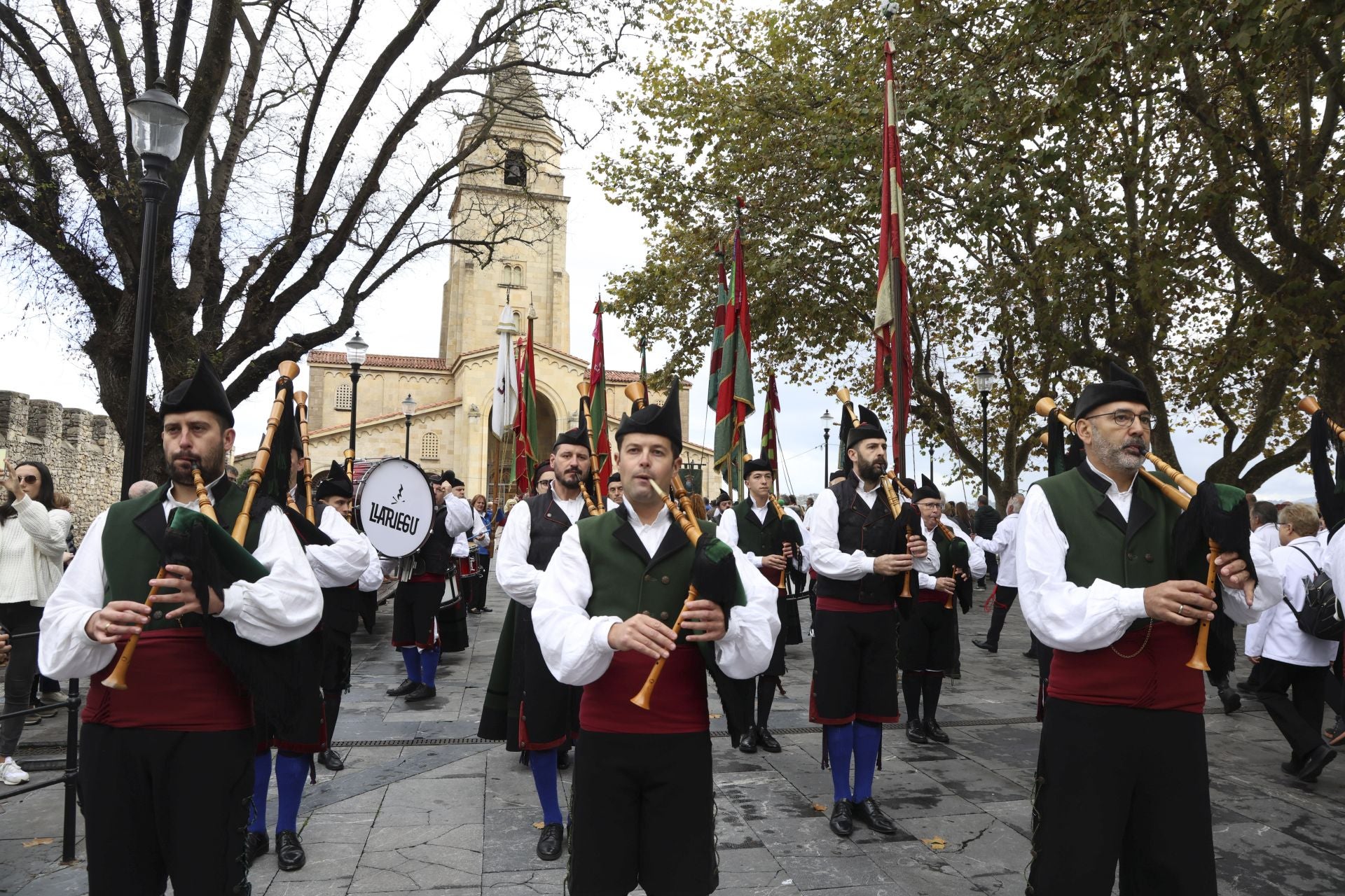 Los pendones leoneses desfilan por Gijón