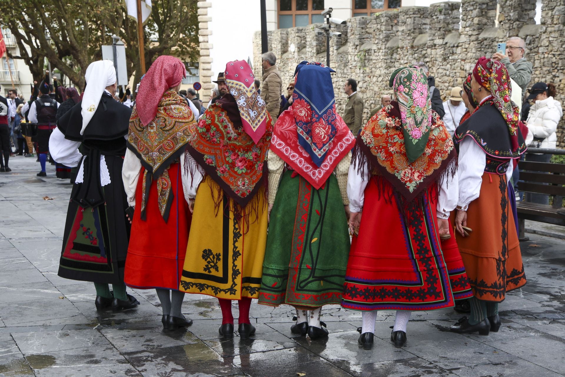 Los pendones leoneses desfilan por Gijón