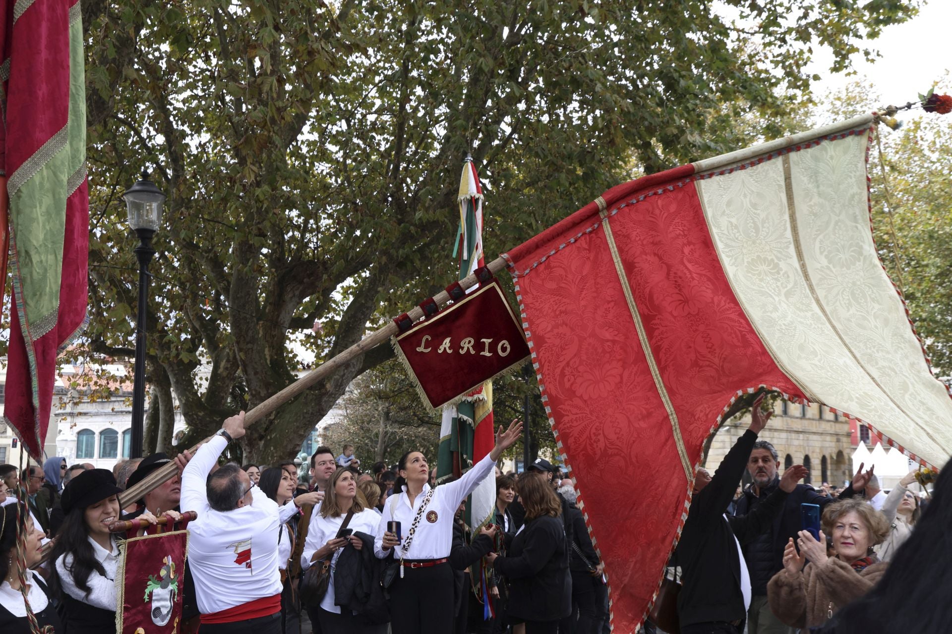 Los pendones leoneses desfilan por Gijón