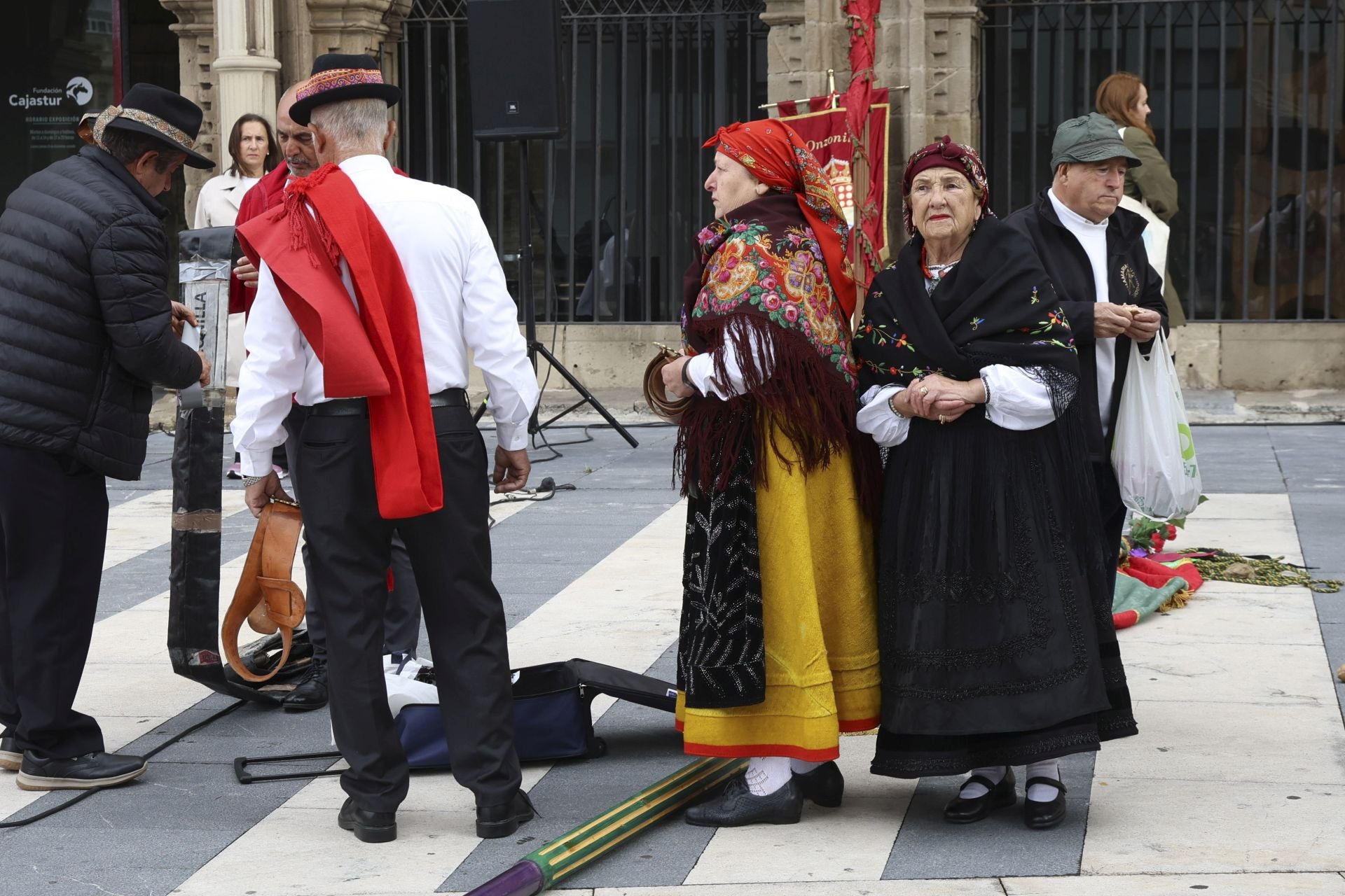 Los pendones leoneses desfilan por Gijón