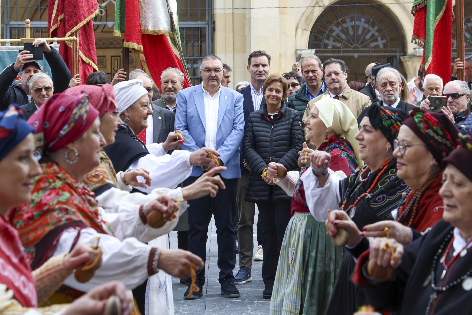 Los pendones leoneses desfilan por Gijón