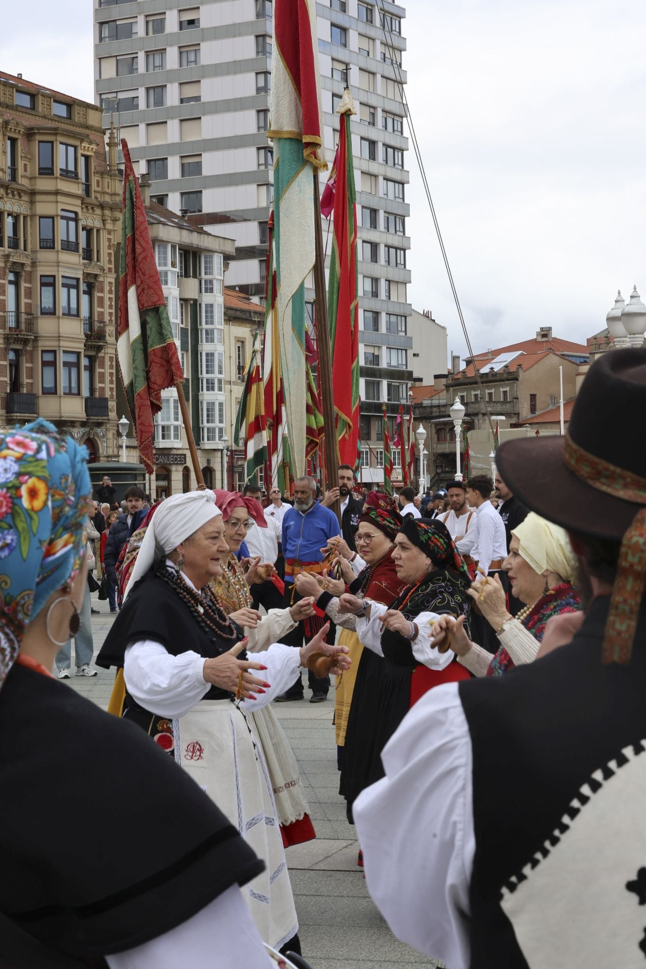 Los pendones leoneses desfilan por Gijón