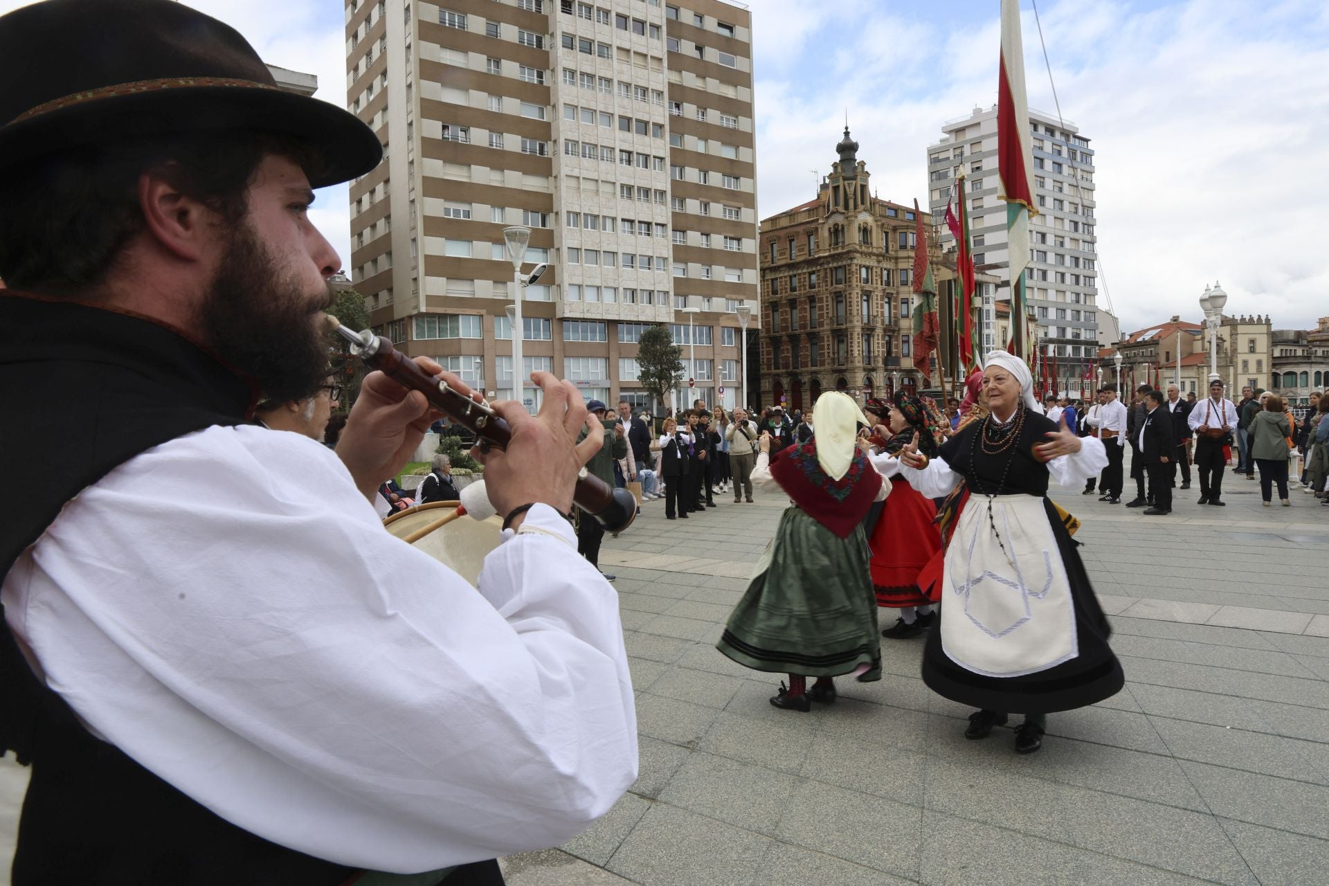 Los pendones leoneses desfilan por Gijón