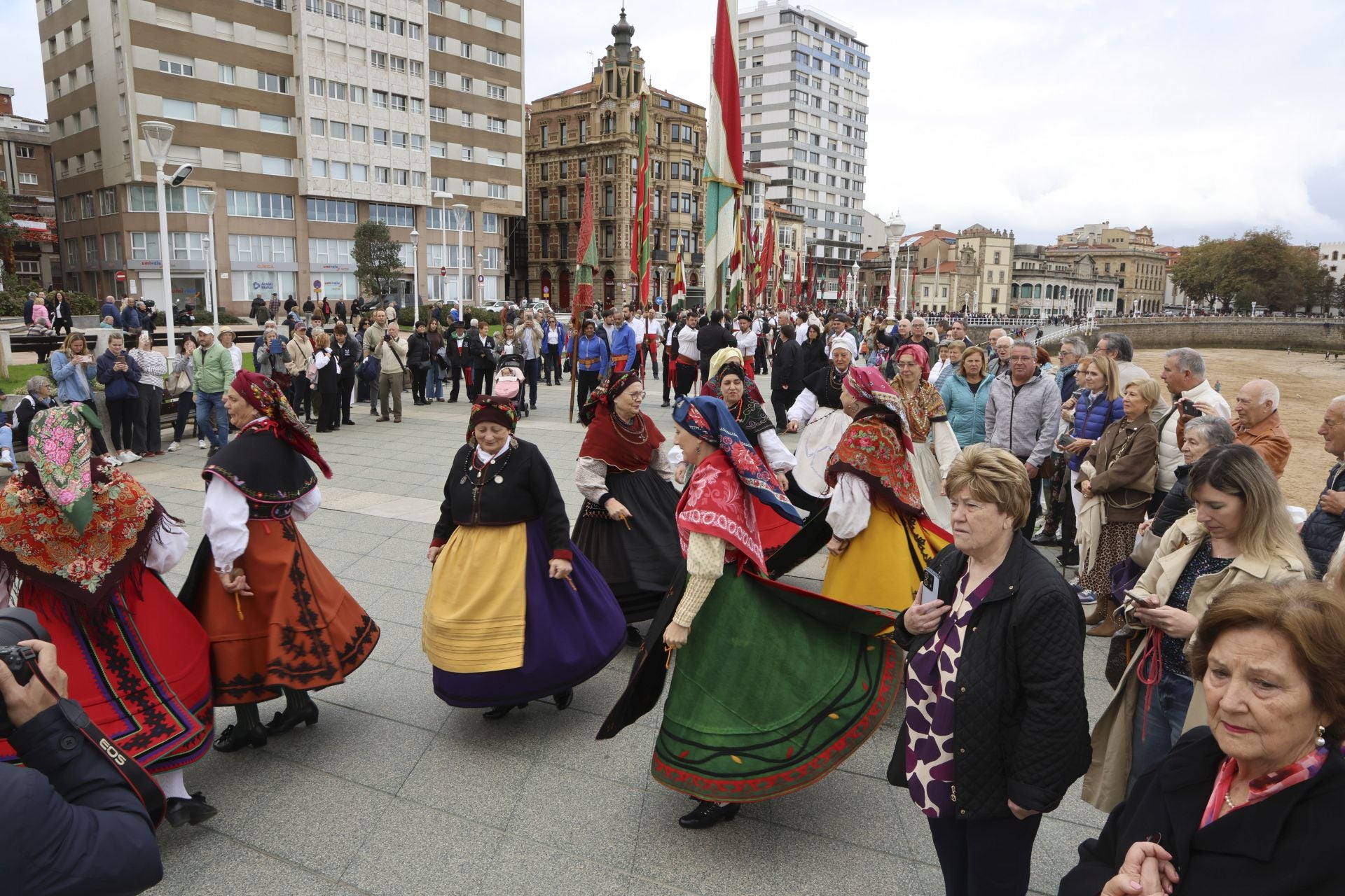 Los pendones leoneses desfilan por Gijón