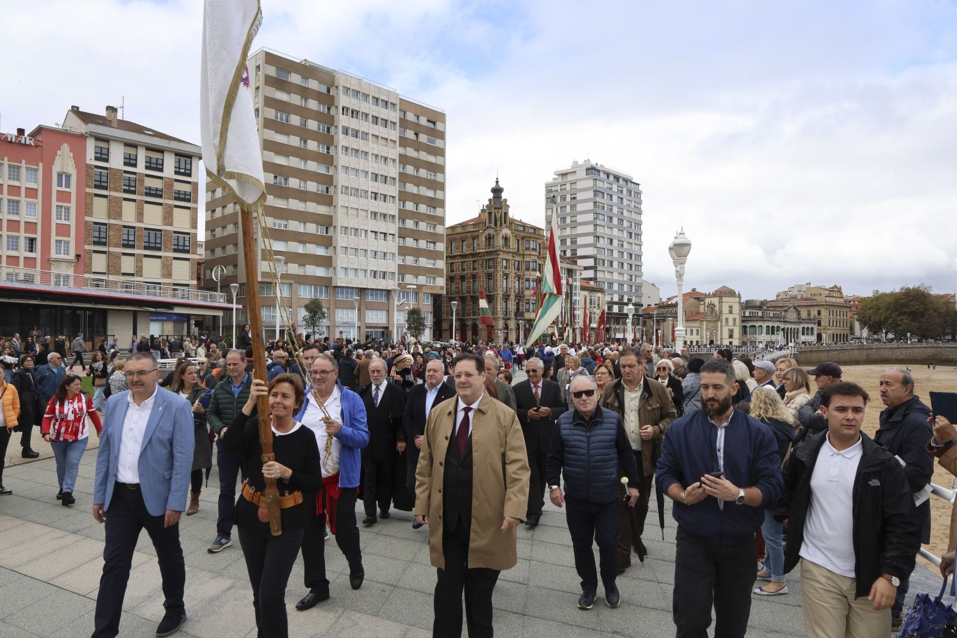 Los pendones leoneses desfilan por Gijón