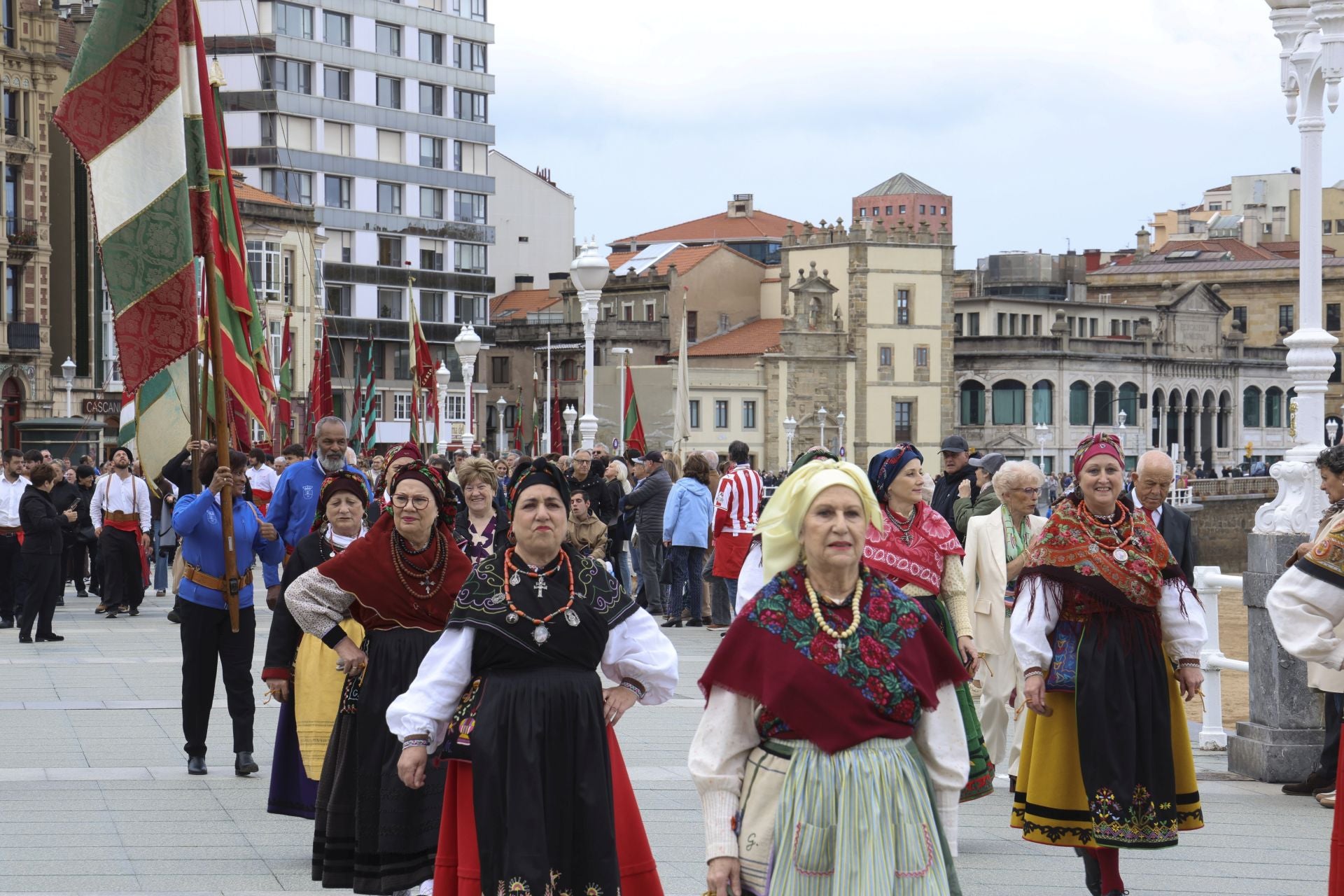 Los pendones leoneses desfilan por Gijón