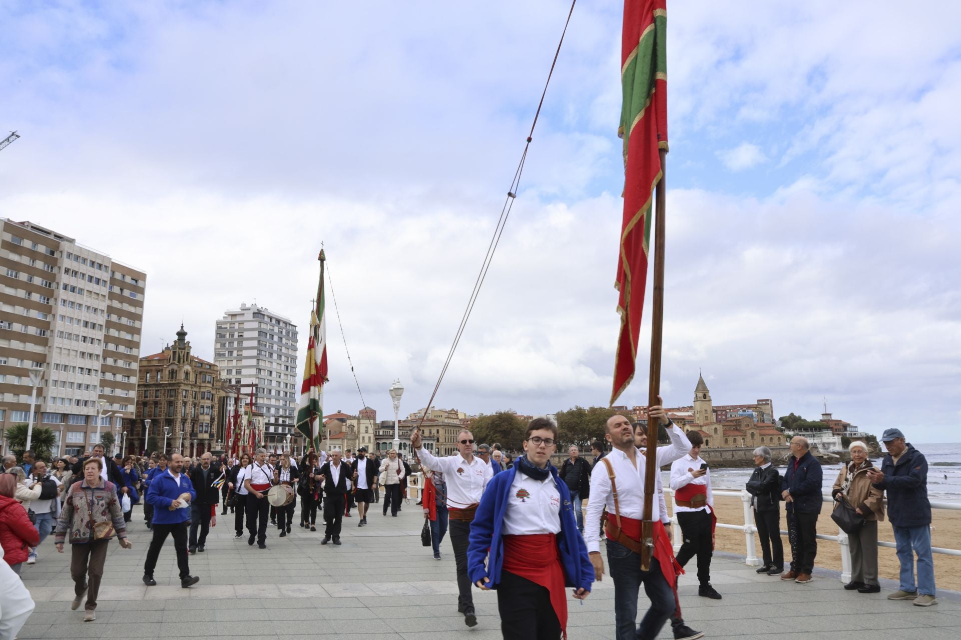 Los pendones leoneses desfilan por Gijón