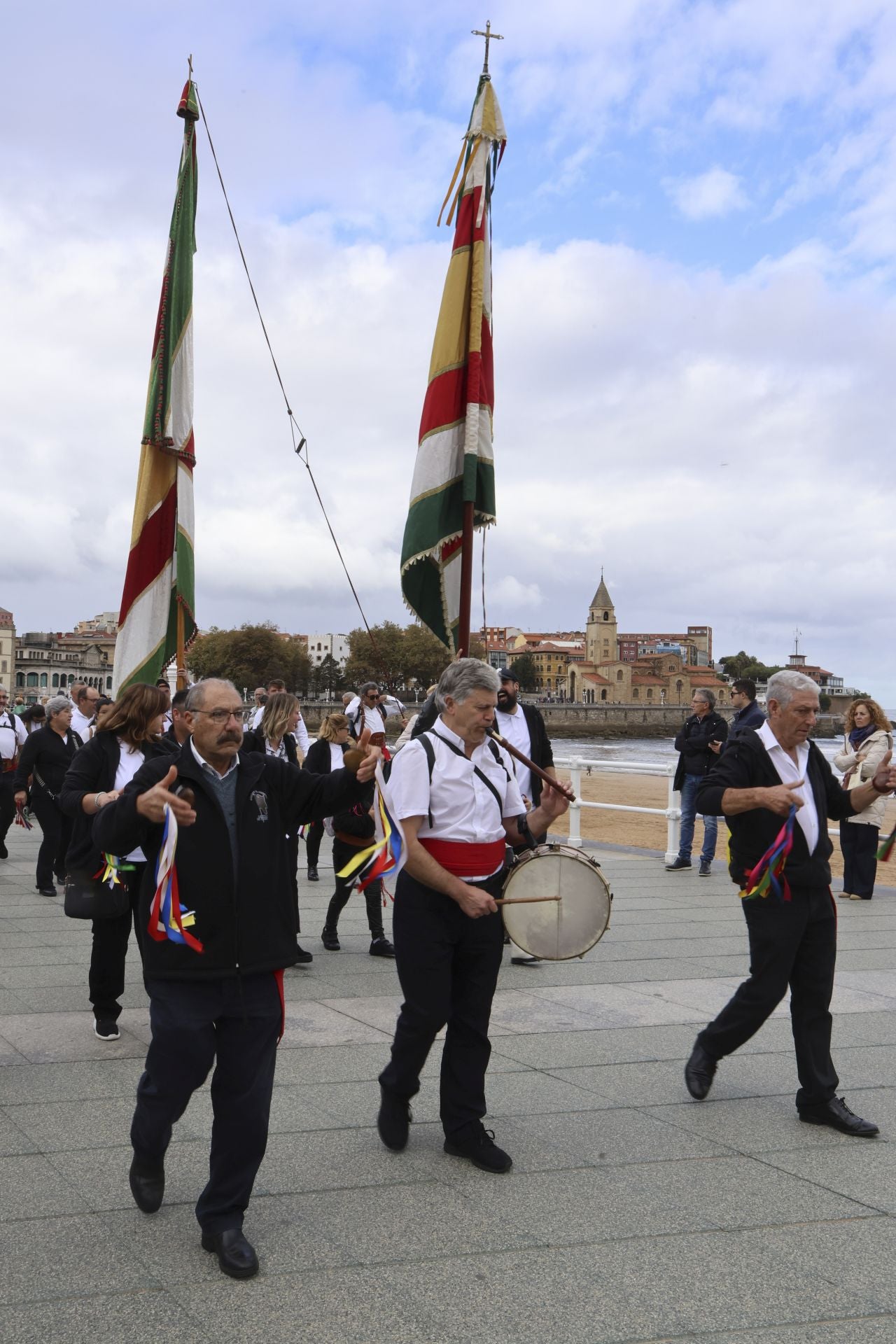 Los pendones leoneses desfilan por Gijón