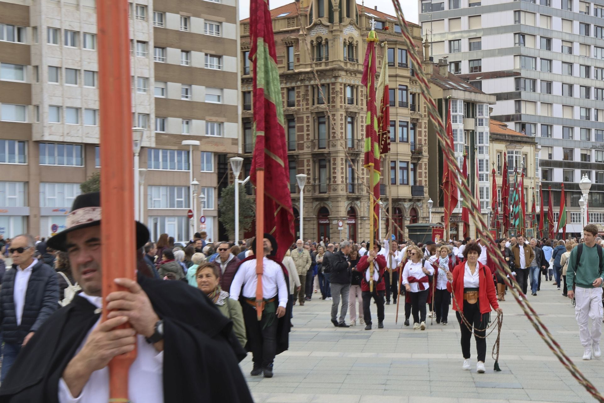 Los pendones leoneses desfilan por Gijón