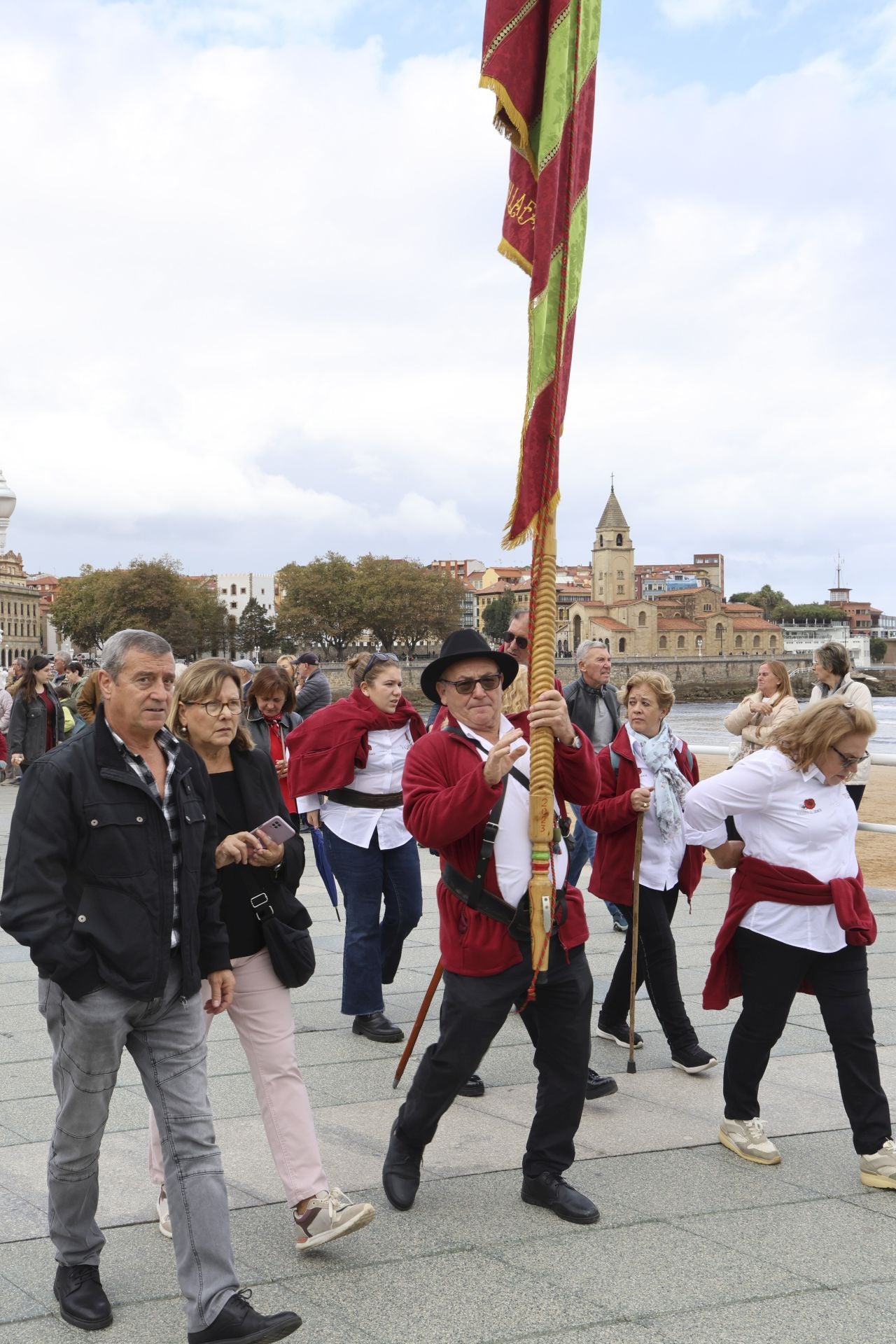 Los pendones leoneses desfilan por Gijón