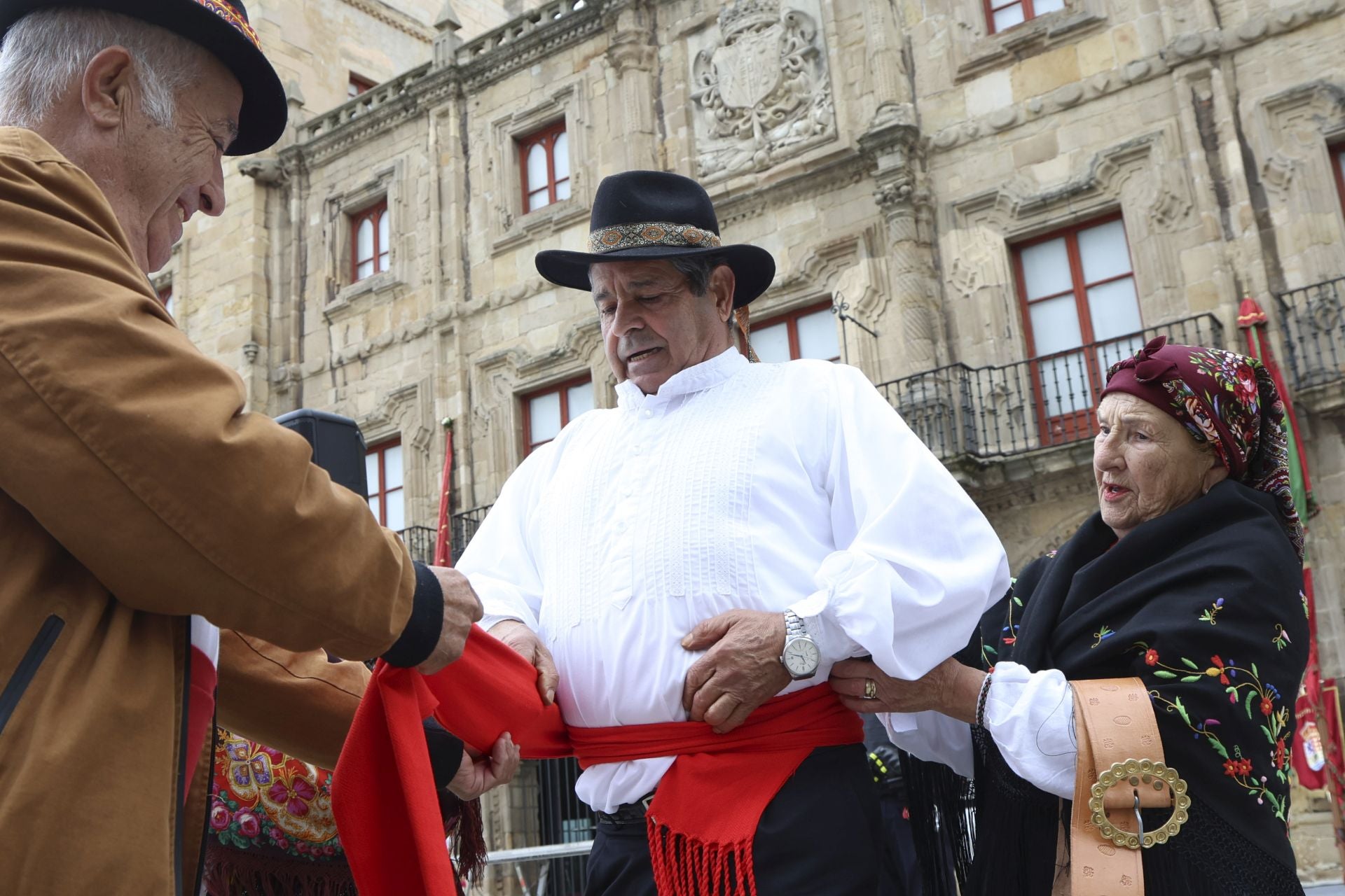Los pendones leoneses desfilan por Gijón